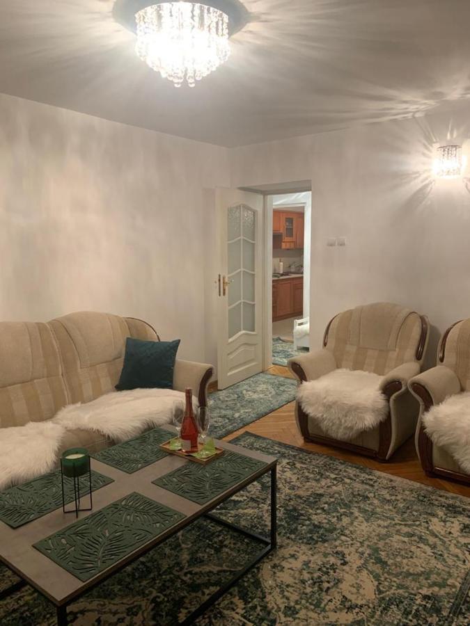 Green Apartment Kolo  ภายนอก รูปภาพ